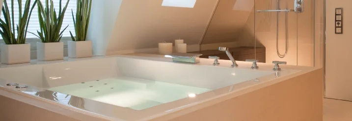 Moderne Badewanne im Dachgeschoss